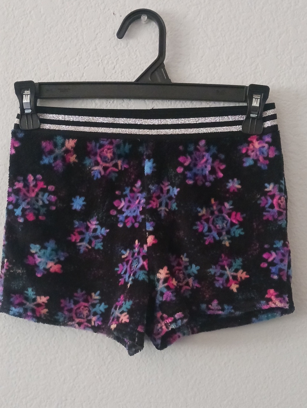🔴10/$13❗️More Than Magic Black Fleece Pajama Shorts with Multicolor Snowflakes